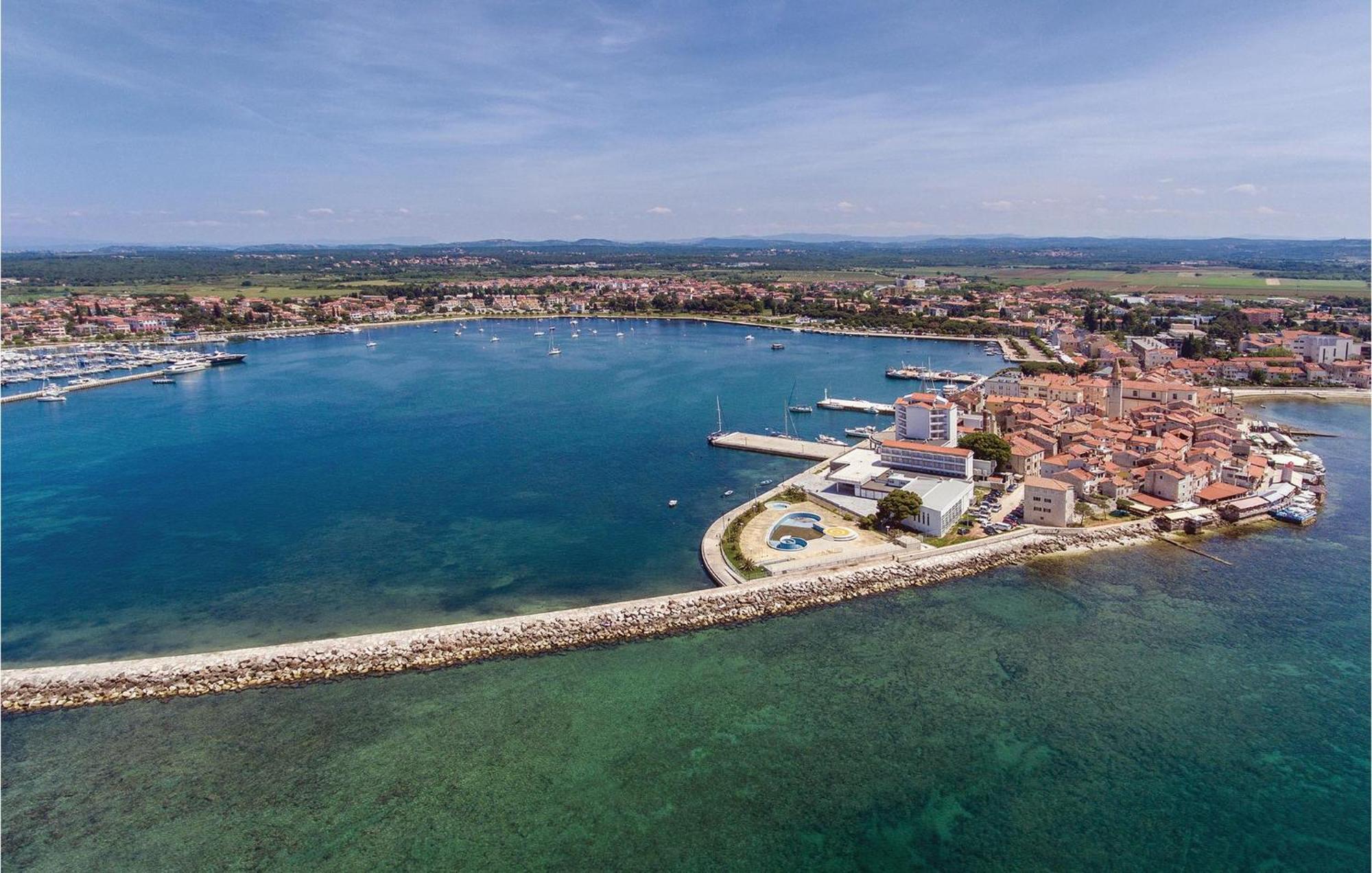 Lovely Apartment In Umag With Kitchen Екстер'єр фото
