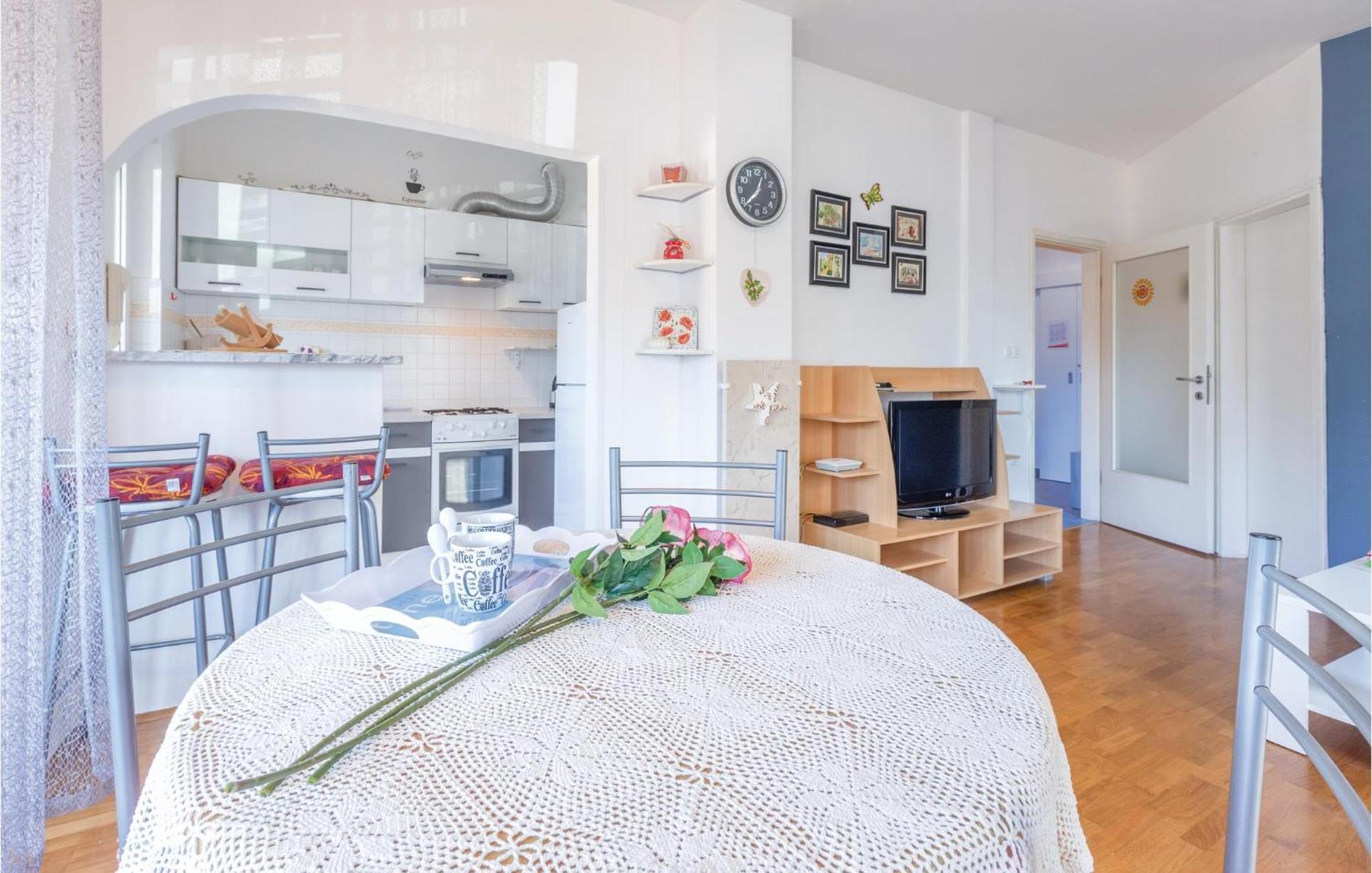 Lovely Apartment In Umag With Kitchen Екстер'єр фото