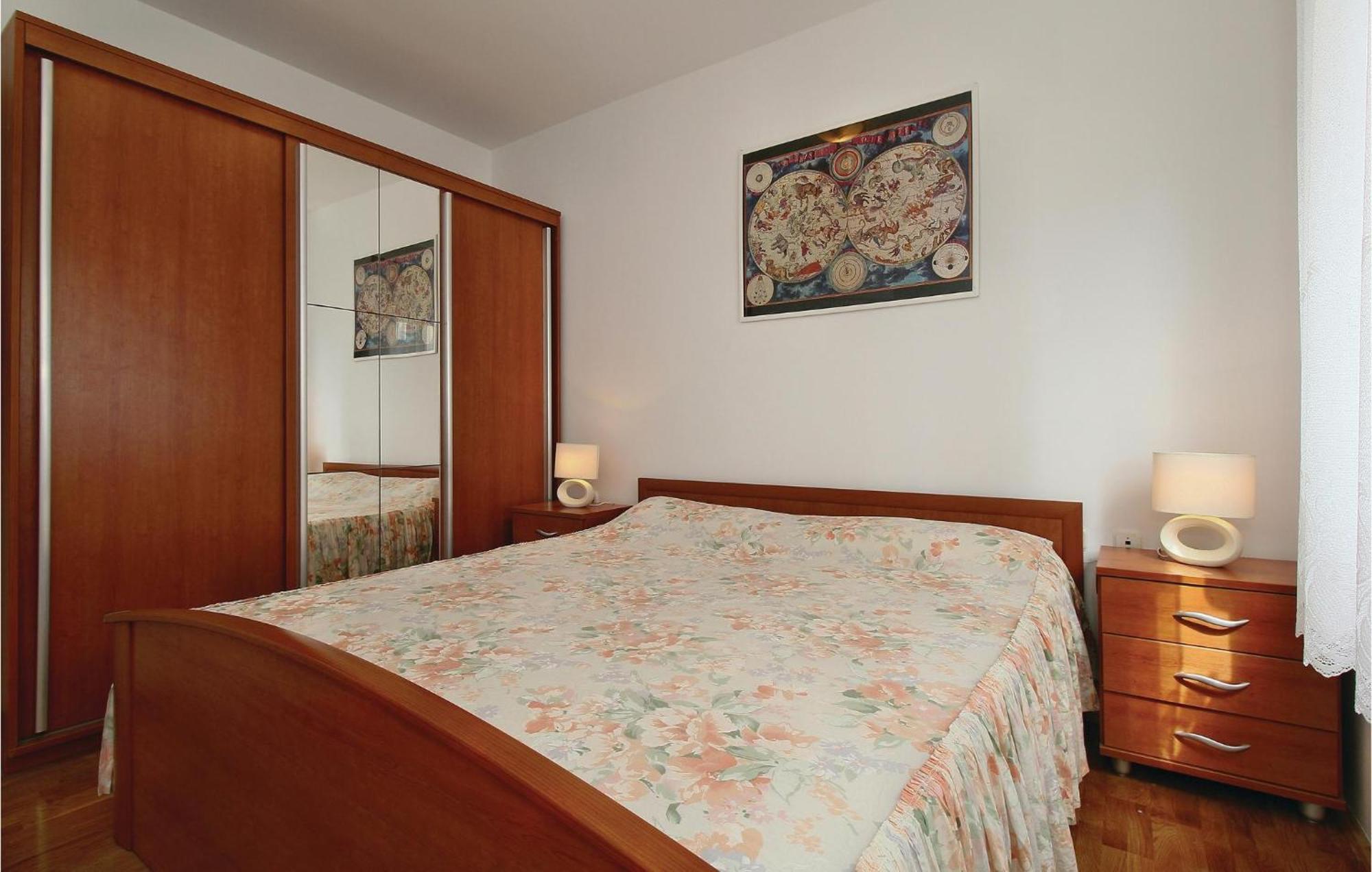 Lovely Apartment In Umag With Kitchen Екстер'єр фото