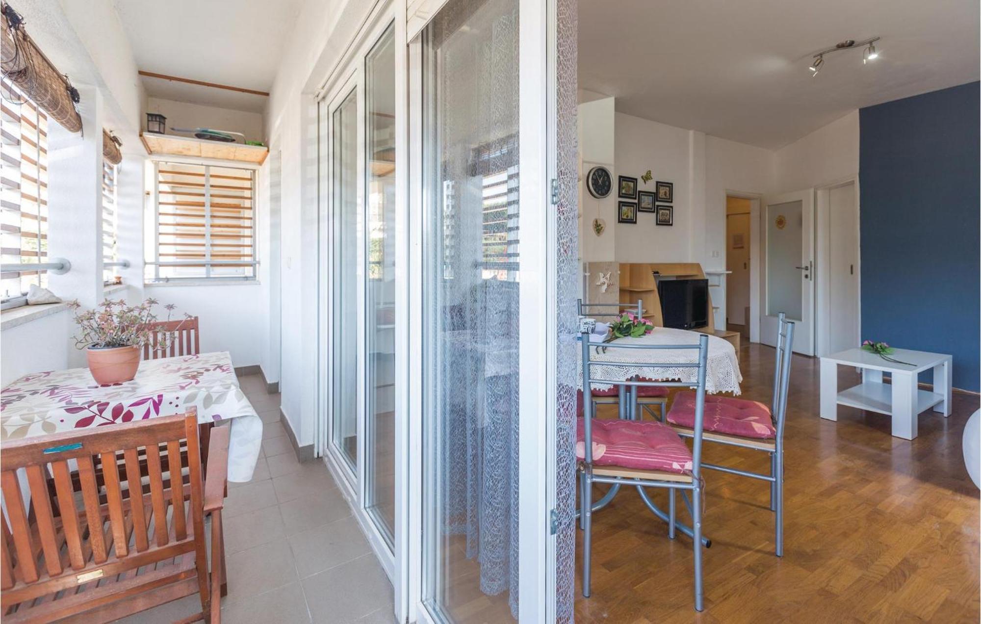 Lovely Apartment In Umag With Kitchen Екстер'єр фото