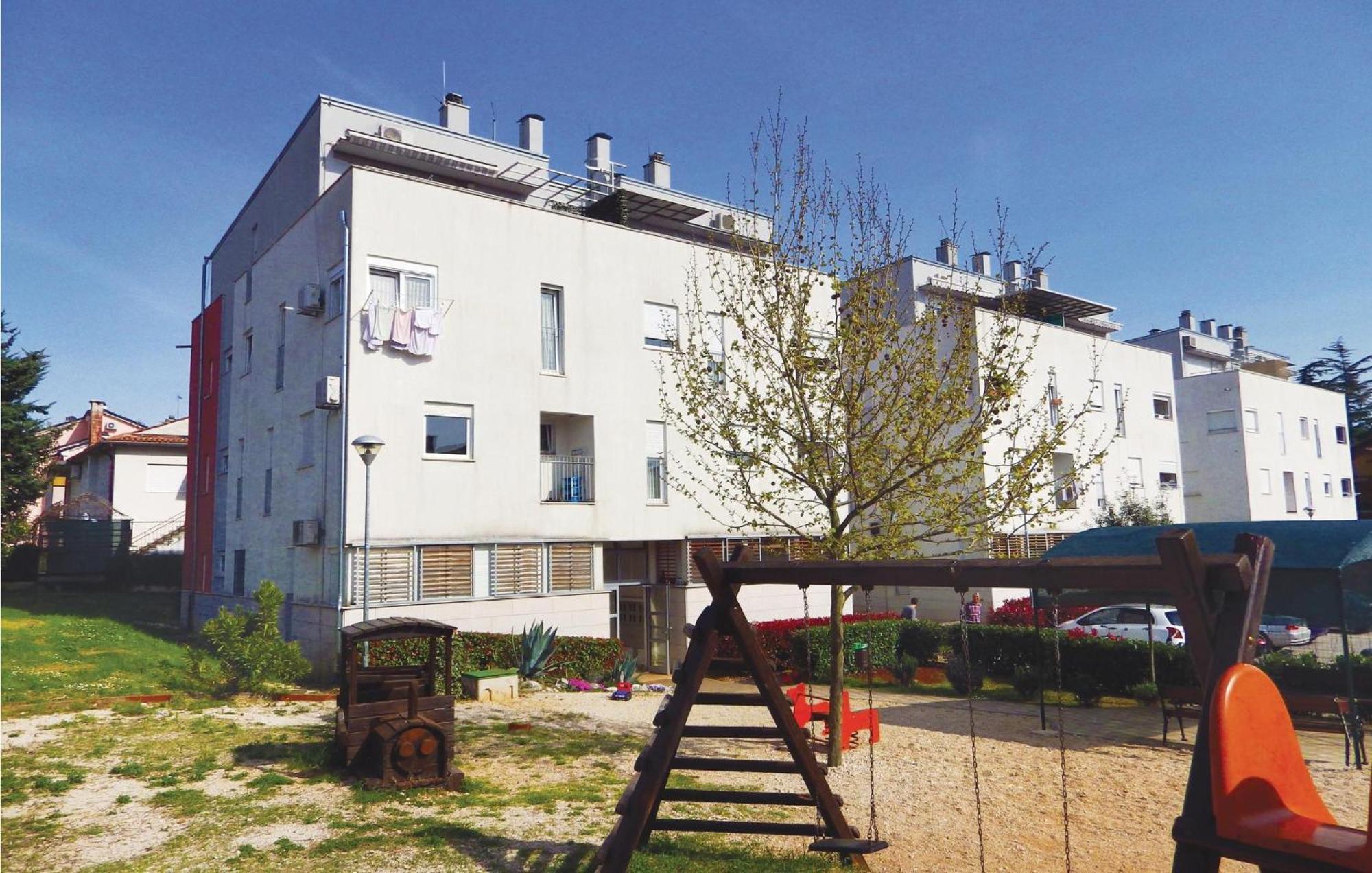 Lovely Apartment In Umag With Kitchen Екстер'єр фото