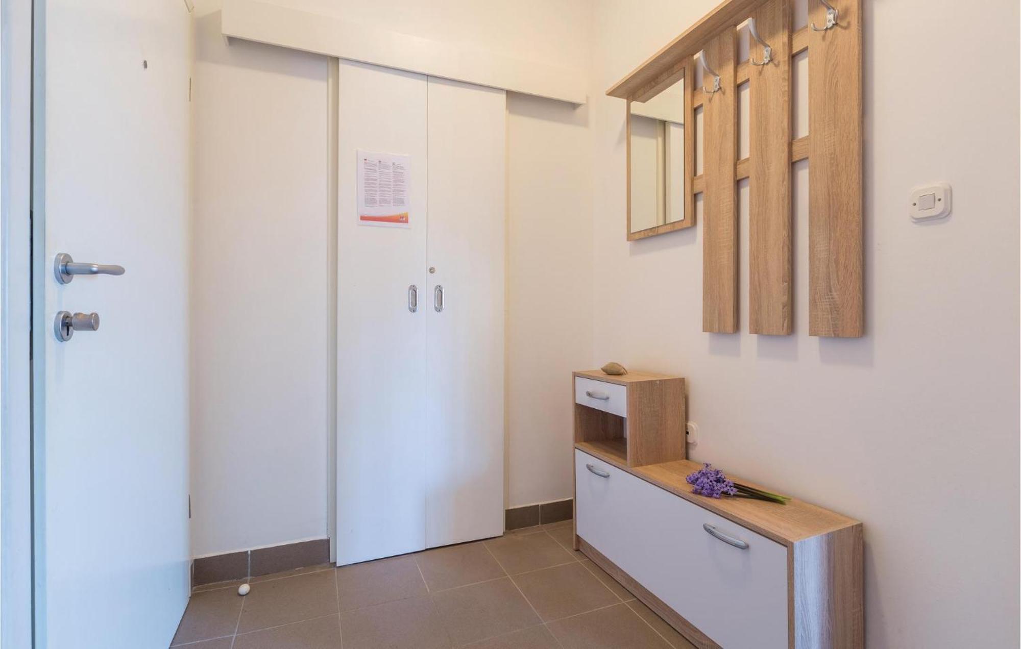 Lovely Apartment In Umag With Kitchen Екстер'єр фото